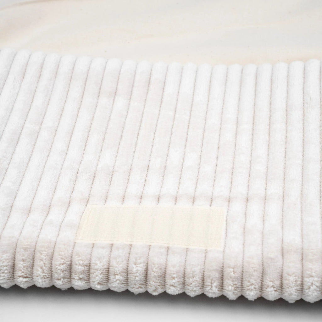 Windeltasche Cord – mit Wickelunterlage, unterwegs