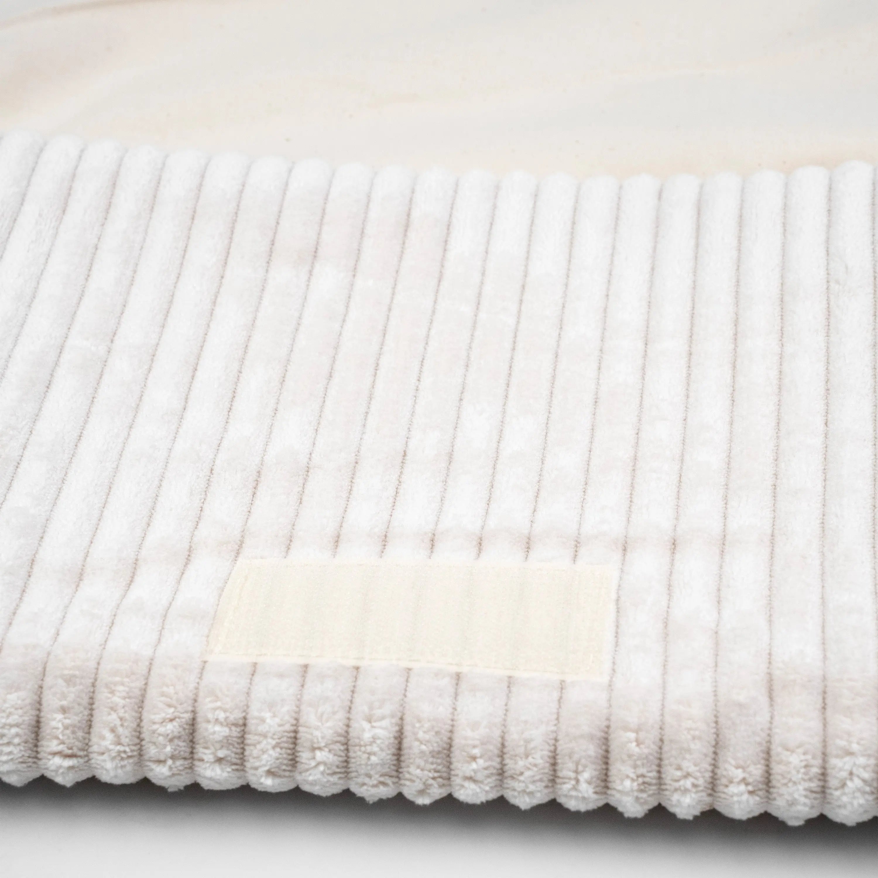Windeltasche Cord – mit Wickelunterlage, unterwegs