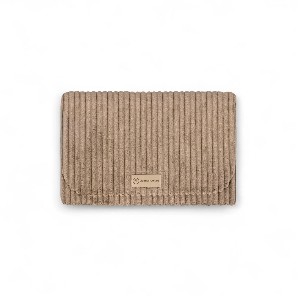 Windeltasche Cord – mit Wickelunterlage, unterwegs