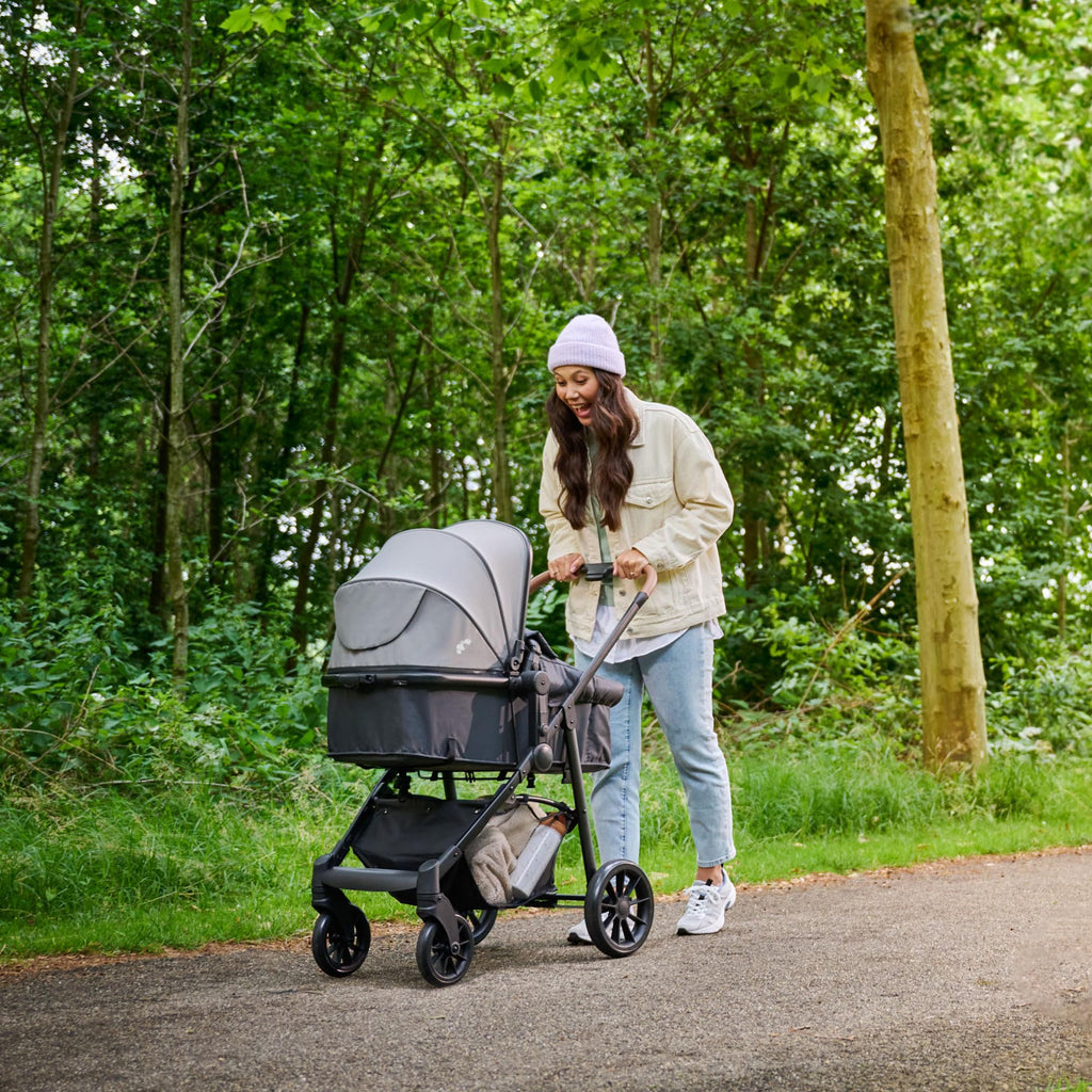 Bebeconfort Luvia Trio, Kinderwagen 3 in 1, 0–4 Jahre (0–22 kg), Baby Kinderwagen, Babyschale, Kinderwagenaufsatz, Smartes Faltsystem, Verstellbarer Schieber, Stoßdämpfung auf Rädern, Mineral Graphite