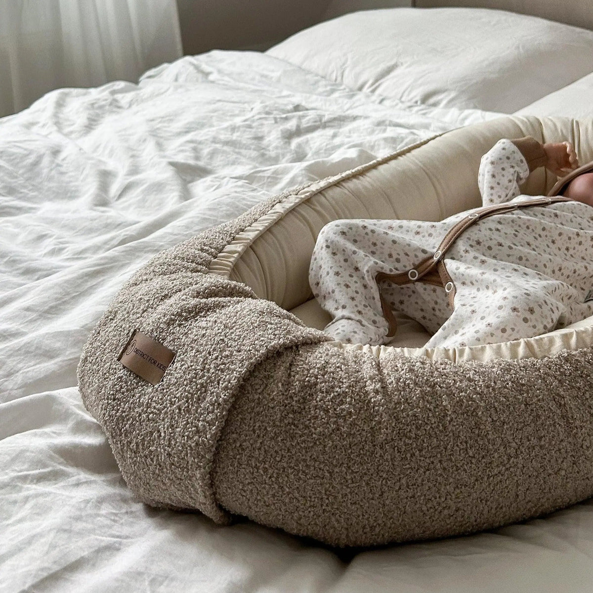 Babynest Bouclé beige – kuschelig & mitwachsend