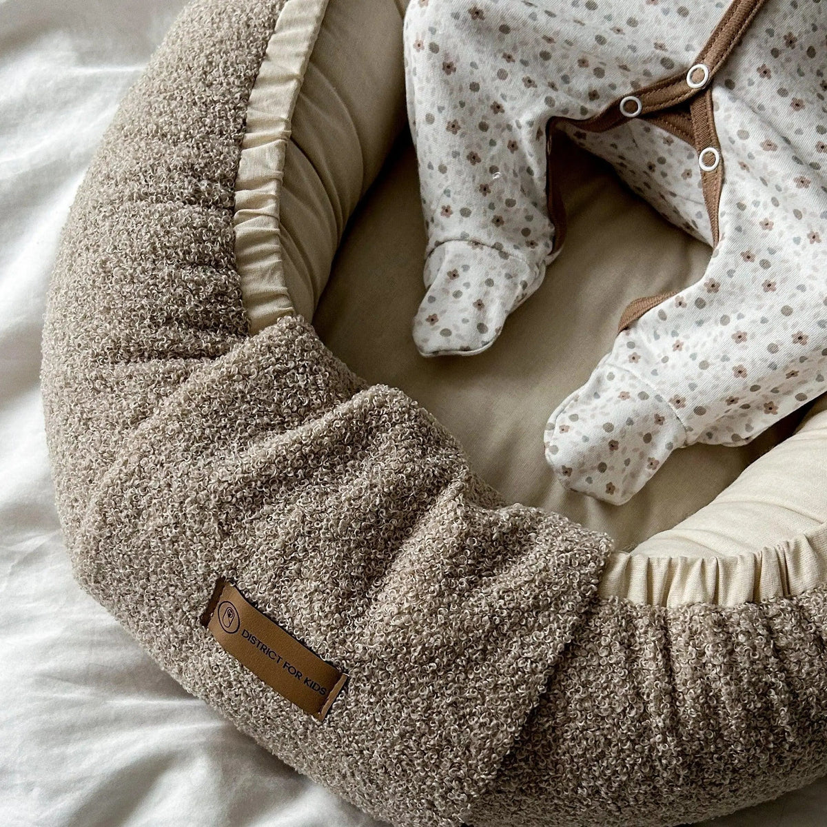Babynest Bouclé beige – kuschelig & mitwachsend
