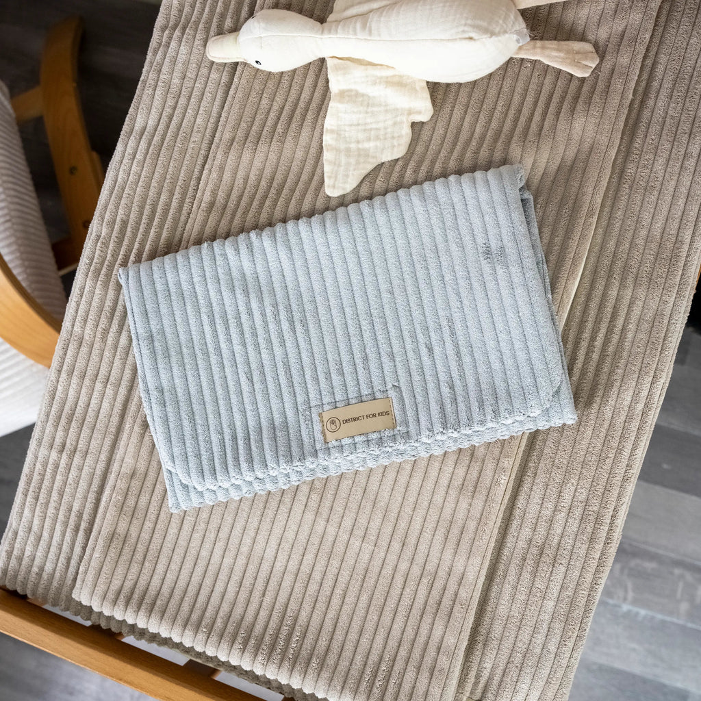 Windeltasche Cord – mit Wickelunterlage, unterwegs