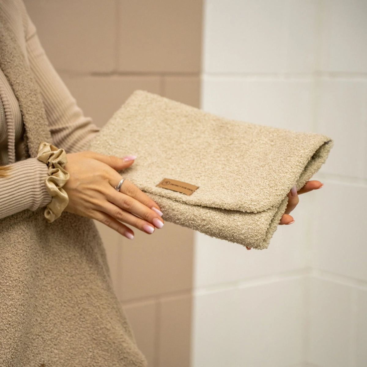Windeltasche Bouclé – mit Wickelunterlage, unterwegs