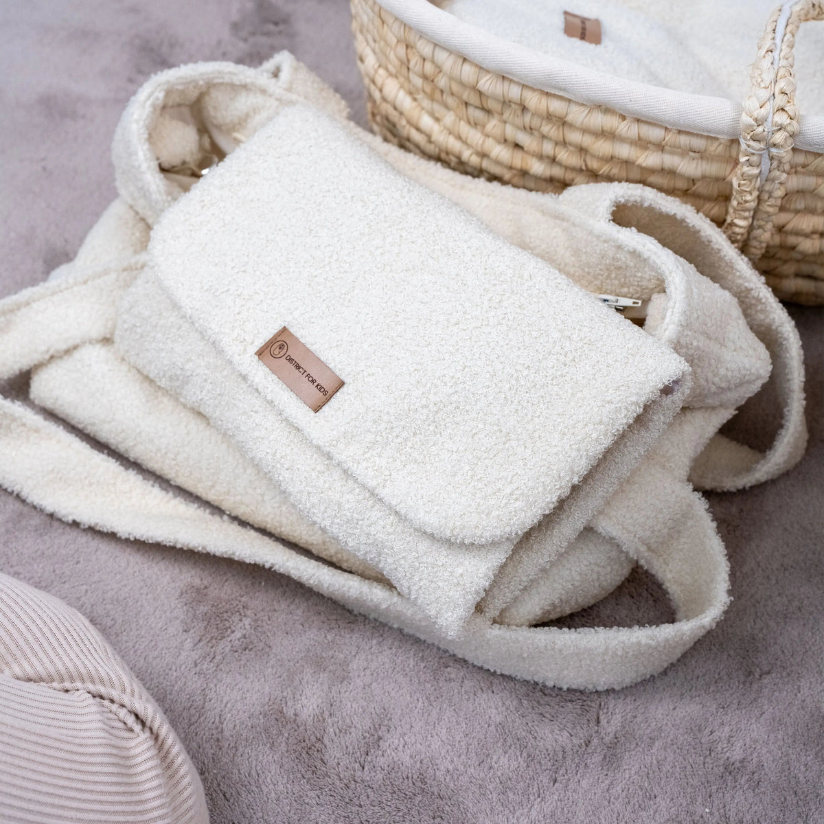 Windeltasche Bouclé – mit Wickelunterlage, unterwegs
